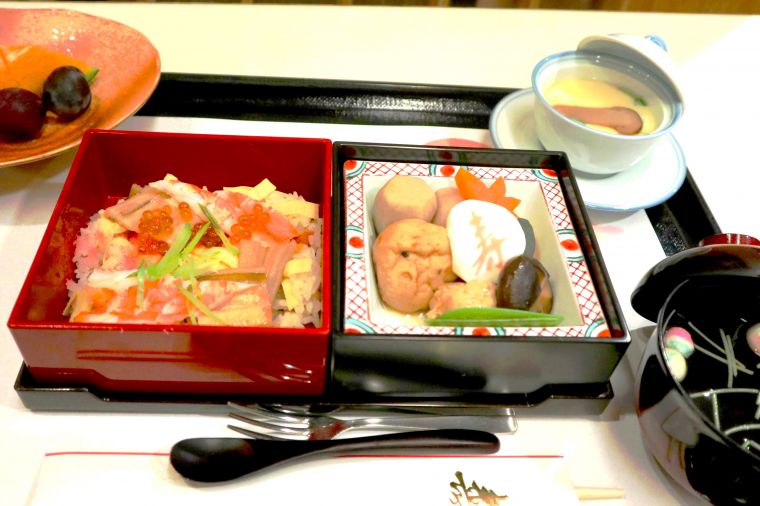 「敬老御祝膳」　色彩豊かなちらし寿司に、お野菜ひとつひとつに手間をかけたお煮しめと、秋の味覚松茸の茶碗蒸しをお付けしました  