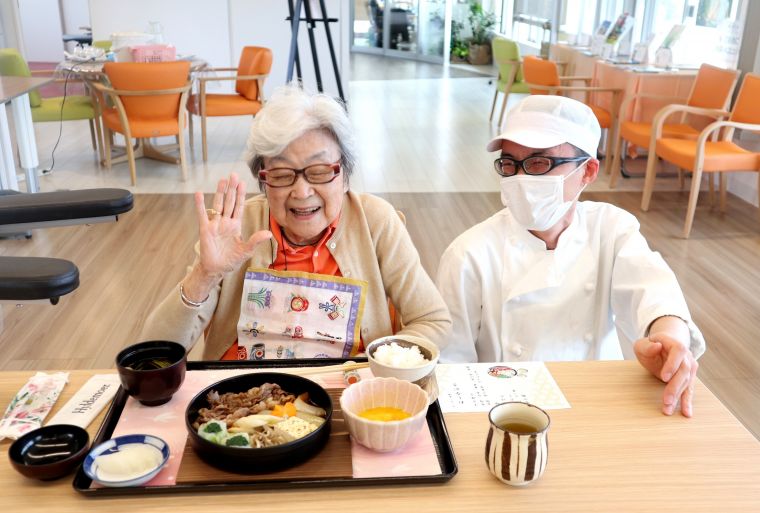 お食事の為マスクを外されています