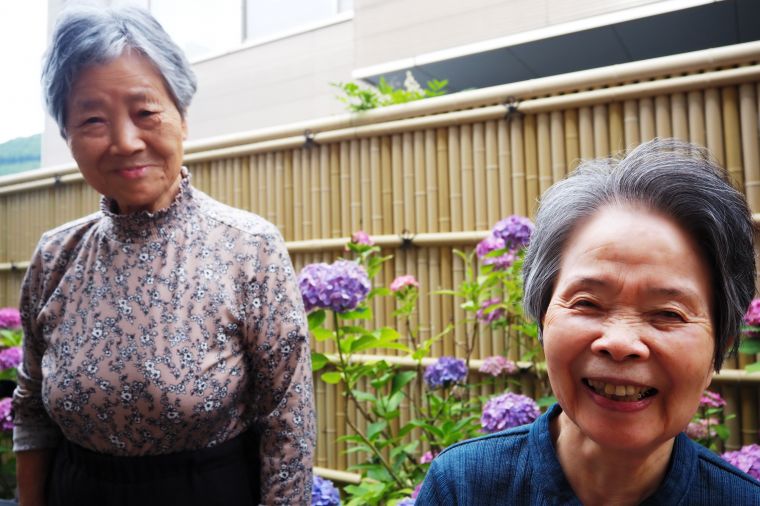 紫陽花と一緒に記念撮影。弾けるような笑顔で梅雨も吹き飛んでいきそうですね！