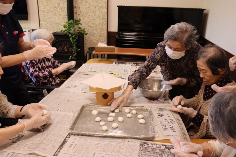 一番の盛り上がりは、やっぱりお団子作り。「思ったより難しいわね～」と仰りながら沢山出来上がりました🎑