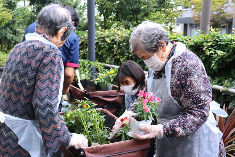 ご入居者同士で息もピッタリ！色とりどりの花苗をバランスよく次々に植えてくださいました🌼