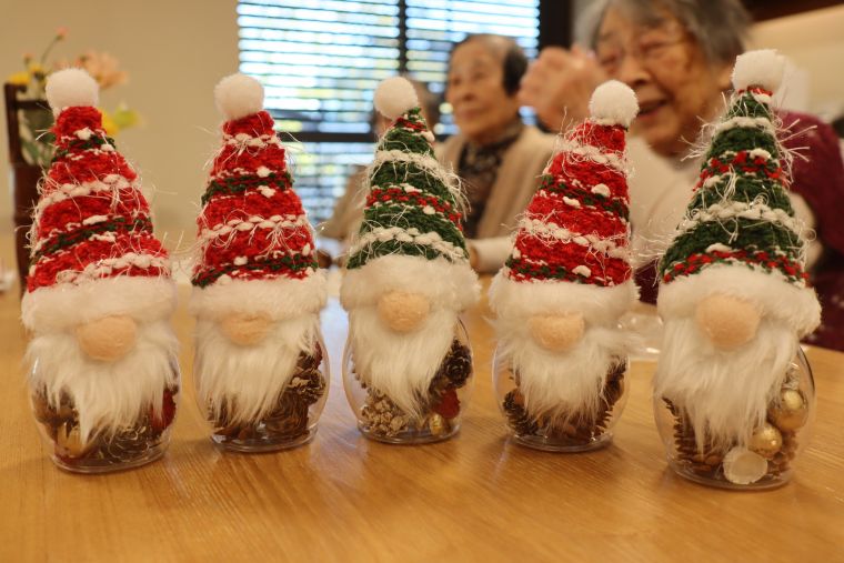 ご入居者力作の可愛いサンタさんも出来上がり、館内は日に日にクリスマスムードで一杯です🎅