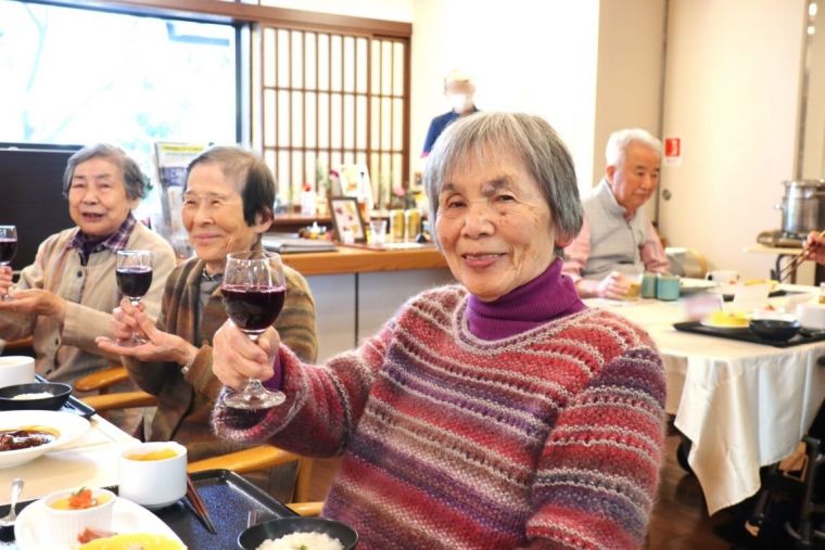 仲良しグループの皆さまは、乾杯の笑顔も息もピッタリ🥂