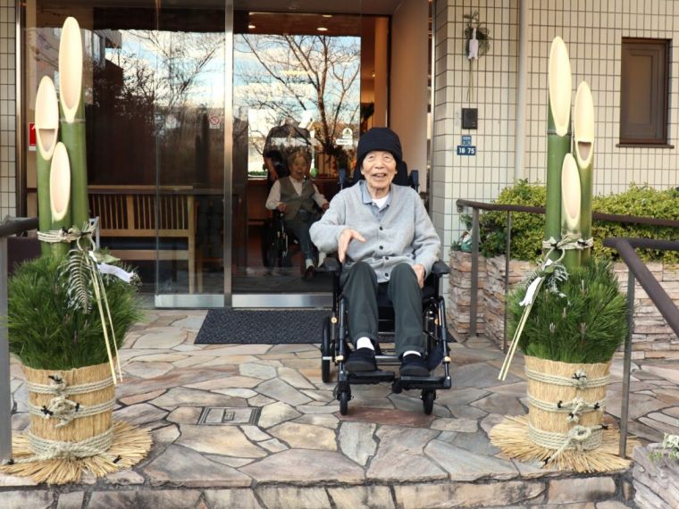 手を上げいつものポーズで元気に新年を迎えました🎍