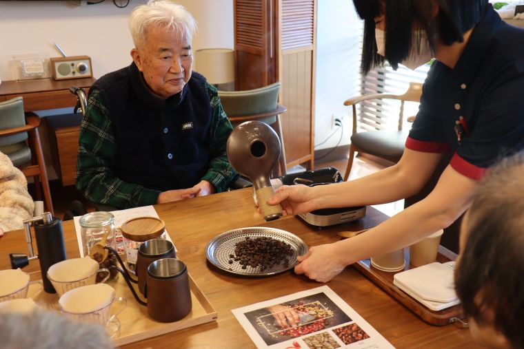 パチパチと音がしてきたら焙煎完了！そして茶色に変化した豆をザルにあけると瞬く間に香ばしいコーヒーの香りが広がり、五感を刺激される工程に思わず釘付けでした☕