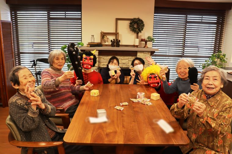 ご入居者とスタッフの弾ける笑顔と歓声に、鬼さんも思わず仲間入り👹