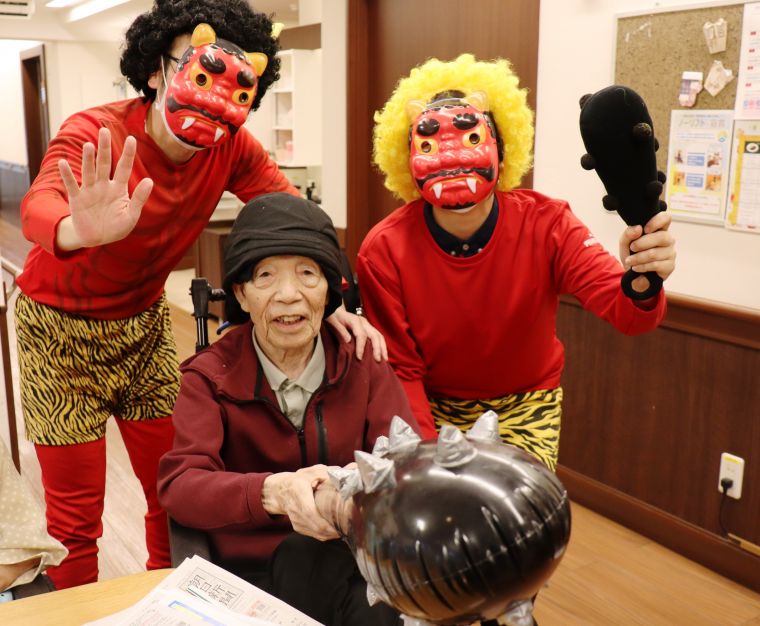 ご入居者の笑顔一杯に振り上げた棍棒に、鬼さんも思わず降参👹